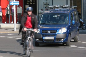 Fahrradfahrer und Autoverkehr im engen Verkehrsraum. Foto: ACE.