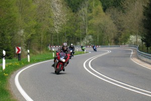 Mit dem Motorrad auf der Landstraße. Foto: Straßen.NRW.