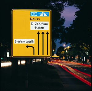 Auf der ganzen Welt weisen Reflexfolien den richtigen Weg - bei Tag und bei Nacht. Foto: 3M.