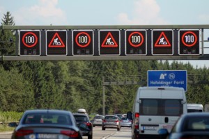 Jetzt wird’s eng: Tempolimits auf Baustellen unbedingt einhalten!  Foto: TÜV Süd.