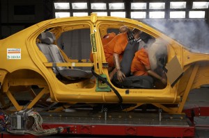 Ohne Sicherheitsgurt kann es bei einem Unfall zu schwersten Verletzungen kommen, wie dieser Crashtest zeigt. Foto: Dekra.