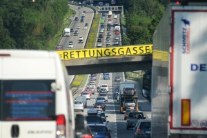 Rettungsgasse? Sie sorgt für freie Fahrt für Feuerwehr, Notarzt und Co. Foto: TÜV Süd.