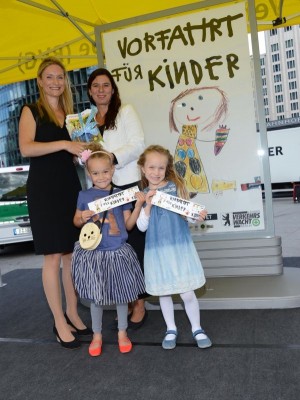 BMW-Werk Berlin unterstützt Berliner Schulanfangsaktion: Übergabe der Schulwegpläne an Bildungssenatorin Sandra Scheeres. Foto: BMW.