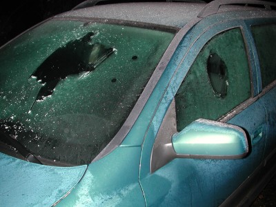 Nicht nur Gucklöcher freikratzen. Foto: Polizei Mettmann.