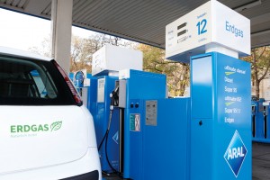 Erdgasfahrzeug an der Zapfsäule. Foto: Erdgas Mobil GmbH.