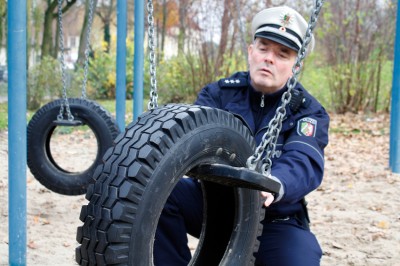 Auf den Spielplätzen stimmt die Bereifung, auf den Straßen dagegen noch nicht. In Sachen "Winterreifen" ist PHK Heinrich Klaas auf Streife. Foto: Polizei Bochum.