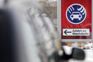 Lackpflege in der kalten Jahreszeit: Besonders Vielfahrer sollten ihr Auto häufiger waschen.  Infografik: TÜV Süd.