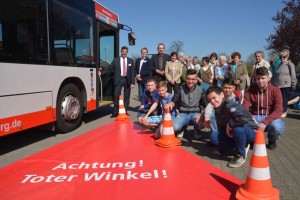 David Karpathy (von links), Manfred Berns, Carsten Tum und Dr. Elke Bartels wollen gemeinsam das Bewusstsein von Fußgängern und Radfahrern für die Gefahren des sogenannten "Toten Winkels" schärfen.  Foto: DVG.