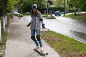 Skater fahren auf dem Bürgersteig. Foto:  D.A.S. Rechtsschutzversicherung.