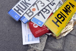 Jedes Jahr ereignen sich auf Urlaubsfahrten tausende von Unfällen: Ein Europäischer Unfallbericht gehört besonders bei Auslandsfahrten in jedes Handschuhfach. Foto: HUK-Coburg.