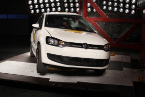 Pfahlaufpralltest im ADAC-Testzentrum mit einem VW Polo mit Thorax-Airbag. Foto: ADAC.