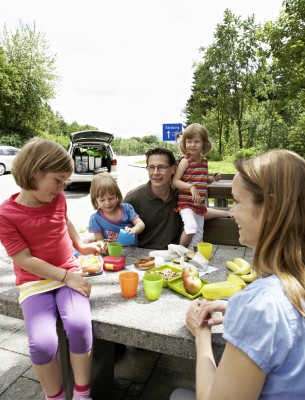 Viel trinken ist besonders wichtig. Am besten eignen sich Wasser, Saftschorlen oder Tee. Foto: ADAC/Sandra Seckinger.