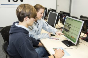 Theoretische Führerscheinprüfung. Foto: TÜV Rheinland Weiterer Text über ots und www.presseportal.de/pm/31385 / Die Verwendung dieses Bildes ist für redaktionelle Zwecke honorarfrei. Veröffentlichung bitte unter Quellenangabe: "obs/TÜV Rheinland AG"