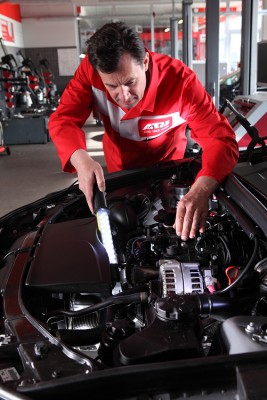 Die regelmäßige Inspektion verlängert das unbeschwerte Autoleben. Foto: A.T.U.