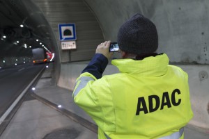 Tester in Aktion: Beim 14. Tunneltest prüften die Experten 20 Röhren in fünf Ländern Foto: ADAC / Michael Bader.