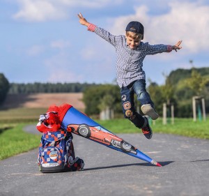 Haftungsprivileg für Kinder - Autofahrer müssen aufpassen: Fuß vom Gas / Wer sich im Straßenverkehr sicher bewegen will, muss aufpassen und vorausschauend denken. Gerade jüngere Kinder sind mit solch einem Verhalten überfordert. Für Autofahrer heißt das: Fuß vom Gas und jederzeit bremsbereit sein. Foto: HUK-Coburg/Hagen Lehmann.