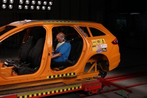 ADAC-Crashtest mit einem Airbag-Gurt – einem Rückhaltesystem der neuesten Generation: So ein aufblasbarer Gurt verringert deutlich die Druckbelastung auf den Brustkorb und das Risiko von Rippenbrüchen. Foto: ADAC.