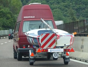 Fast alle Anhängerbesitzer kennen die so genannten Parkwarntafeln, doch kaum einer weiß um die genauen Vorschriften, was deren Einsatz betrifft. Foto: Bertelshofer.