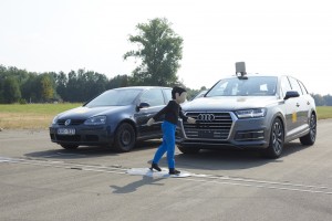 Achtung, Fußgänger! Notbremsassistenten können Unfallfolgen deutlich senken. Foto: ADAC.
