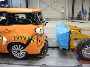 Beim Aufprall treten die Kopfstützen durch die Heckscheibe. Foto: ADAC.