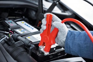 Wenn die Temperaturen unter den Gefrierpunkt sinken, quittiert so manche Batterie ihren Dienst und man ist auf Starthilfe angewiesen. Ein frühzeitiger Batteriecheck verhindert, dass es soweit kommt. Foto: Johnson Controls Power Solutions.