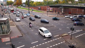 Rückstau: Kreuzung muss immer frei bleiben. Foto: TÜV Rheinland.