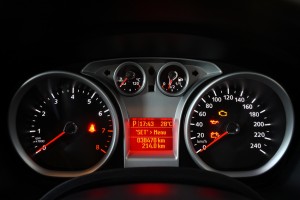 Mit Can Blockern wird der Tacho während der Fahrt manipuliert. Foto: ACV Automobil-Club Verkehr/shutterstock.com/fongto.