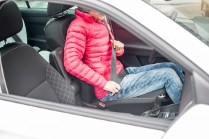 Vielen Verkehrsteilnehmern ist nicht bewusst, dass dicke Winterkleidung bei Autounfällen ein Risiko darstellt. Foto: AXA Konzern AG  /AXA Winterthur.