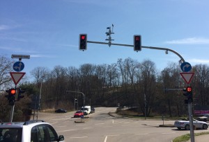 In Nürtingen in Baden-Württemberg werden im Auftrag der Bundesanstalt für Straßenwesen an der Kreuzung Oberboihinger Straße / Hochwiesenstraße / Rümelinstraße neue Detektoren zur Verkehrsdatenerfassung getestet. Foto: SWARCO TRAFFIC SYSTEMS GMBH.