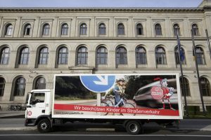 Rollende Werbung für den Präventionspreis „Der Rote Ritter“ - einer Initiative des Straßenverkehrsgewerbes. Foto:  Aktion Kinder-Unfallhilfe e.V. 