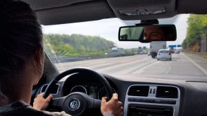 Beim Auffahren auf die Autobahn immer Vorrang gewähren. Foto: TÜV Rheinland.