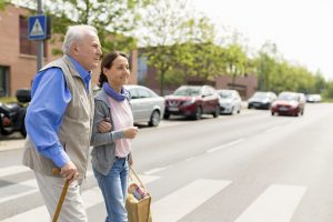  AvD und BVHI machen auf die Bedeutung des Gehörs im Straßenverkehr aufmerksam: Senior überquert mit Hilfe einer Begleiterin einen Zebrastreifen.  Foto: Bundesverband der Hörgeräte-Industrie e.V.  /Fred Froese.