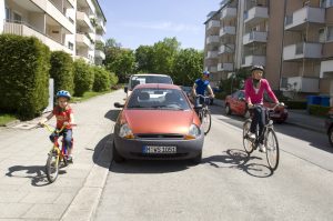 Verkehrssicherheit mit dem Fahrrad: Kinder bis zum Alter von acht Jahren müssen auf dem Bürgersteig fahren. Foto: ADAC.