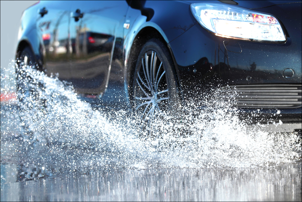 Aquaplaning erkennen und richtig reagieren UnfallMagazin